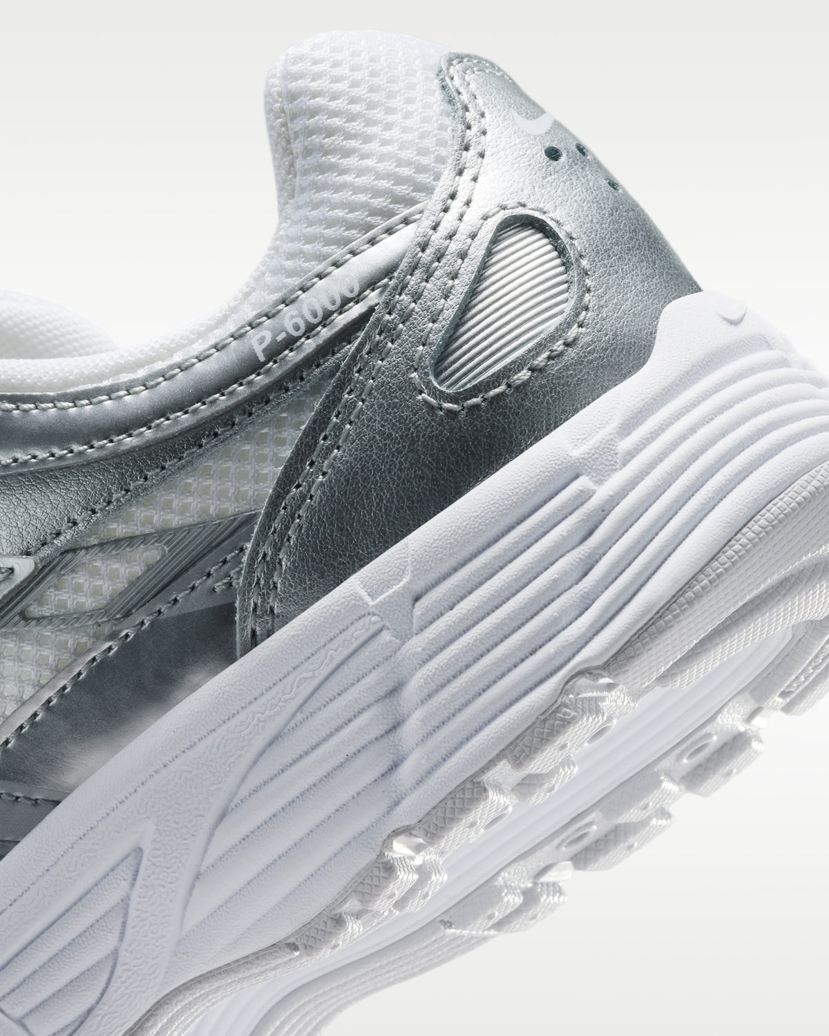 Nike P-6000 - Blanc/Argent Métallisé